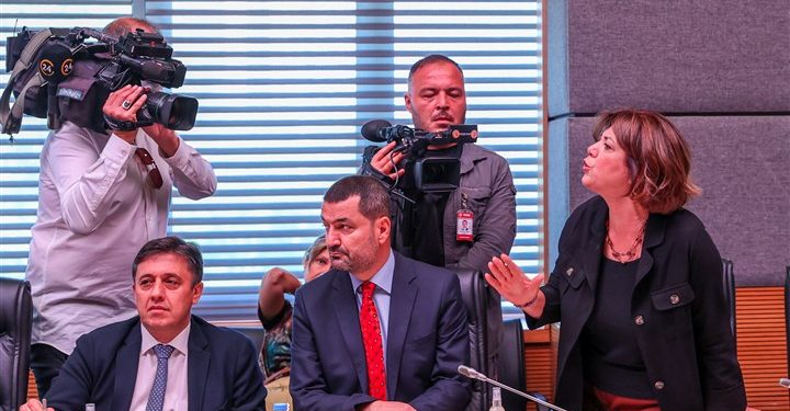 Basın, vekil dokunulmazlıkları toplantısında salondan çıkarıldı