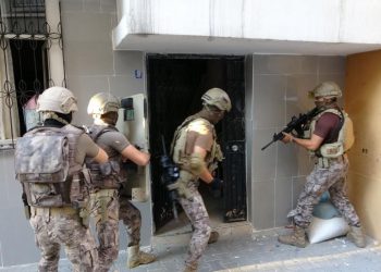 Baskı bitmiyor: HDP Mersin İl Başkanı, evinin kapısı kırılarak gözaltına alındı