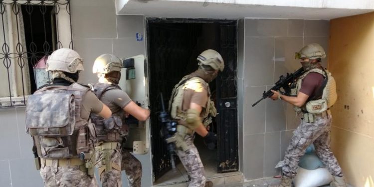 Baskı bitmiyor: HDP Mersin İl Başkanı, evinin kapısı kırılarak gözaltına alındı