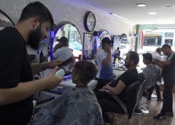 Berber esnafı: Veresiye de tıraş ediyoruz, kredi kartıyla da; taksit de yapıyoruz