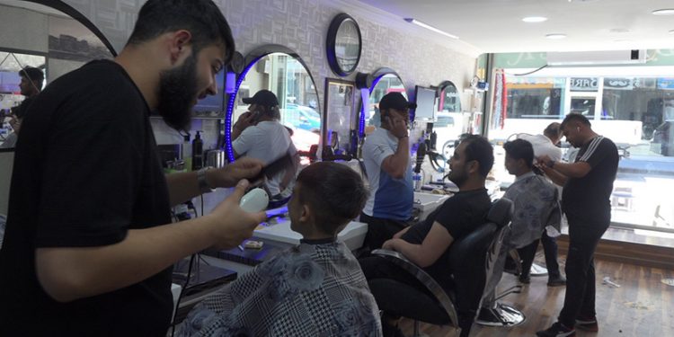 Berber esnafı: Veresiye de tıraş ediyoruz, kredi kartıyla da; taksit de yapıyoruz