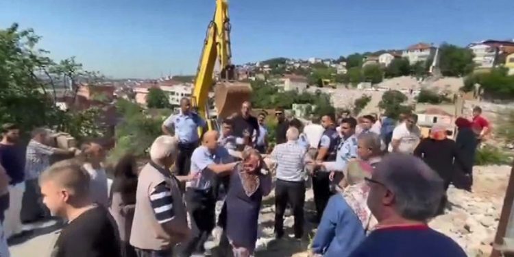 Beykoz'da yurttaşlar yıkıma engel olmak istedi; polis havaya ateş açtı