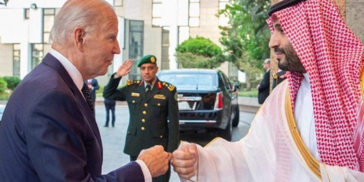 Biden'ın Suudi Veliaht Prens Selman'la yumruk tokuşturması tepki çekti: "El sıkışmaktan beter; utanç verici!"