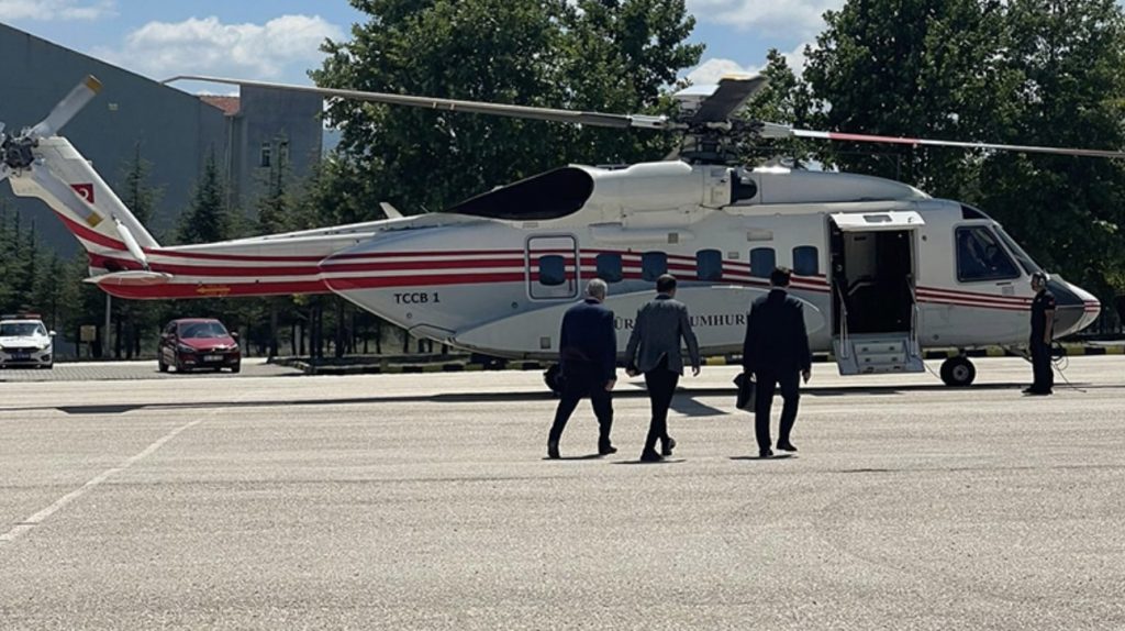 Binali Yıldırım’ı taşıyan helikopter Bilecik’e acil iniş yaptı