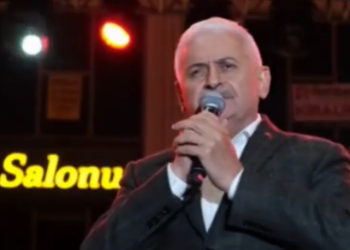 Binali Yıldırım, şarkı söyledikten sonra 'Allah' diyerek seyircilere vazo fırlattı