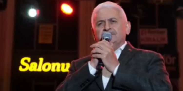 Binali Yıldırım, şarkı söyledikten sonra 'Allah' diyerek seyircilere vazo fırlattı