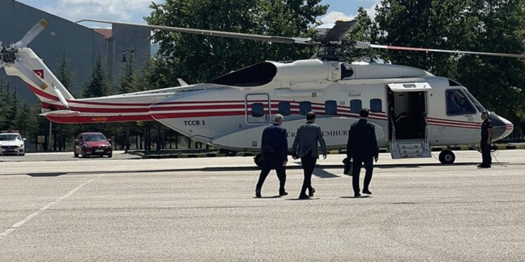 Binali Yıldırım’ı taşıyan helikopter Bilecik’e acil iniş yaptı