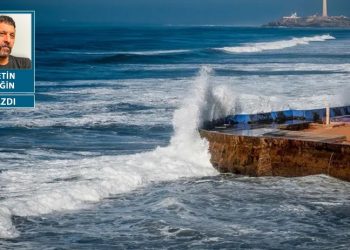 Bir kırık kürek, karnından saplı