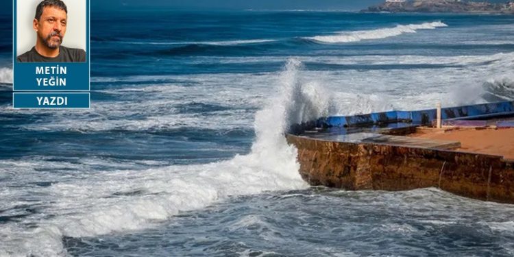 Bir kırık kürek, karnından saplı