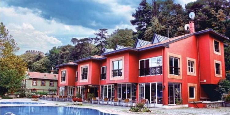 Boğaziçi rektörlüğü, mezunlar derneğinin lokalinde içki satışını yasakladı