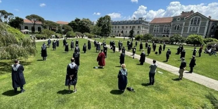 Boğaziçi'nde uzaklaştırılan akademisyenlerden 3'ü göreve iade edildi