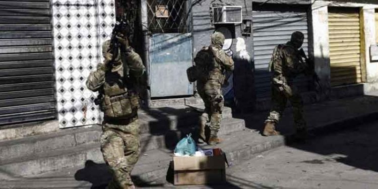 Brezilya'da polisin "favela" operasyonunda 18 çete üyesi öldürüldü