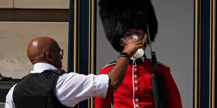 Britanya'da hava sıcaklığı bir günde iki kez rekor kırdı: 40 dereceyi geçti