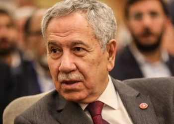Bülent Arınç: Rektör seçimde kendi aleyhine çalışan akademisyeni KHK listesine koydu