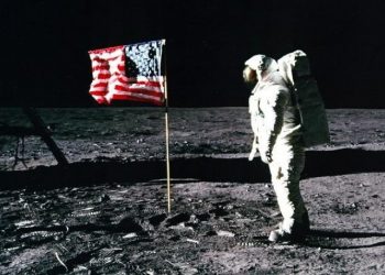 Buzz Aldrin'in Ay'da giydiği ceket 2,8 milyon dolara satıldı