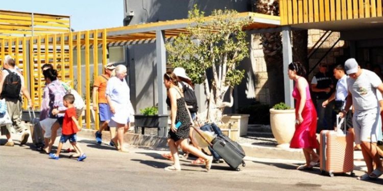 ÇED raporu olmayan otel mühürlendi, 300 turist sokakta kaldı