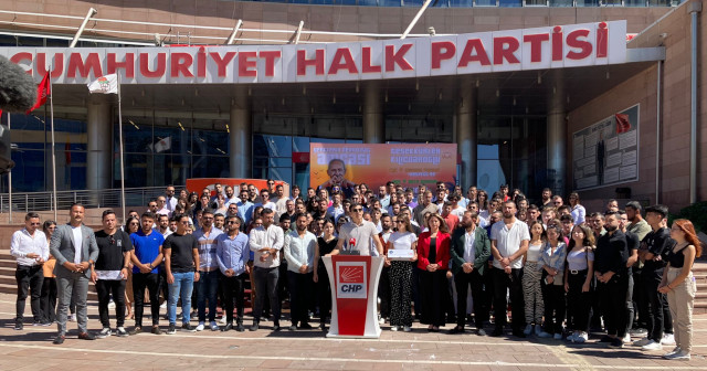 CHP’li gençler, AKP’ye büyüteç gönderdi: ‘Buradan bakabilirsiniz’