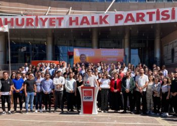 CHP’li gençler, AKP’ye büyüteç gönderdi: ‘Buradan bakabilirsiniz’