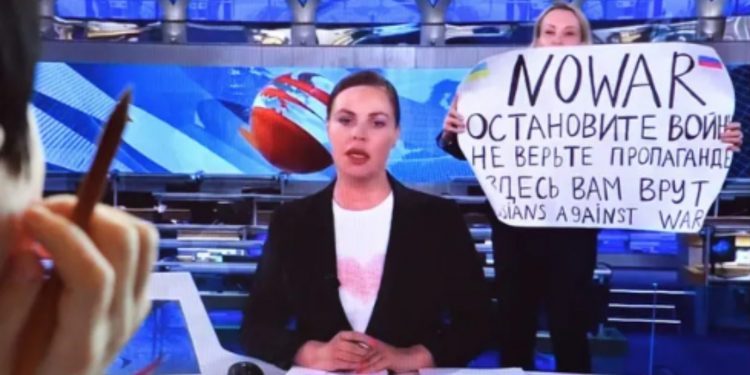 Canlı yayında savaş karşıtı eylem yapmıştı; Rus gazeteci Marina Ovsyannikova gözaltına alındı