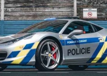 Çek polisi el koyduğu Ferrari’yi polis aracı yaptı
