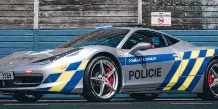 Çek polisi el koyduğu Ferrari’yi polis aracı yaptı