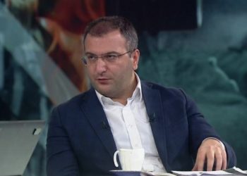 Cem K&uuml;&ccedil;&uuml;k'ten oyuncu Birce Akalay'a 'tehdit'