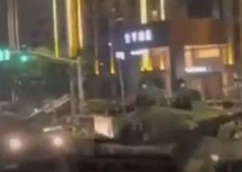 Çin'de 40 banka iflas etti, tanklar sokakta