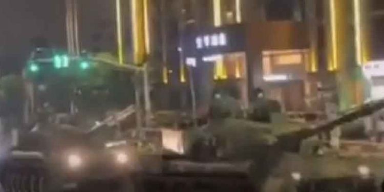 Çin'de 40 banka iflas etti, tanklar sokakta