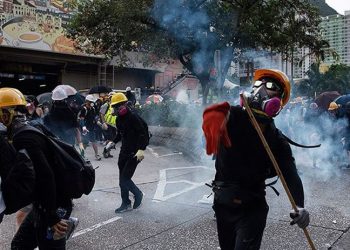 Çin'de bankadan paralarını alamayan halk isyan etti