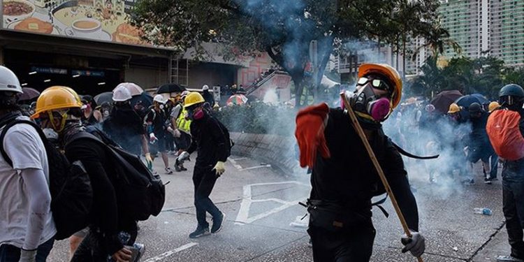 Çin'de bankadan paralarını alamayan halk isyan etti