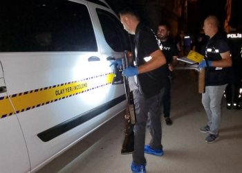 Çocukların topu otomobile çarptı, silahlı kavga çıktı