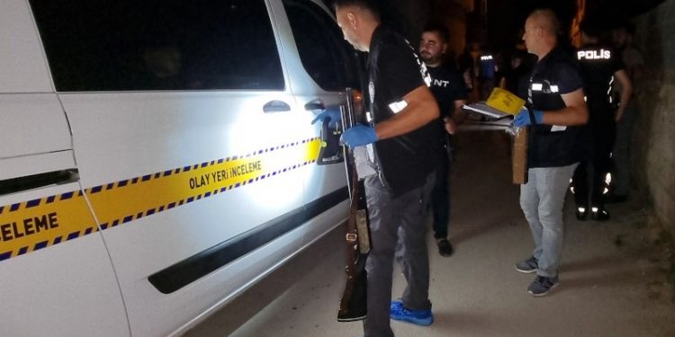 Çocukların topu otomobile çarptı, silahlı kavga çıktı