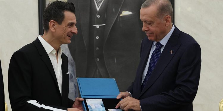 Cumhurbaşkanı Erdoğan'dan A Milli Kadın Voleybol Takımı Antrenörü Guidetti'ye süresiz çalışma ve ikamet hakkı