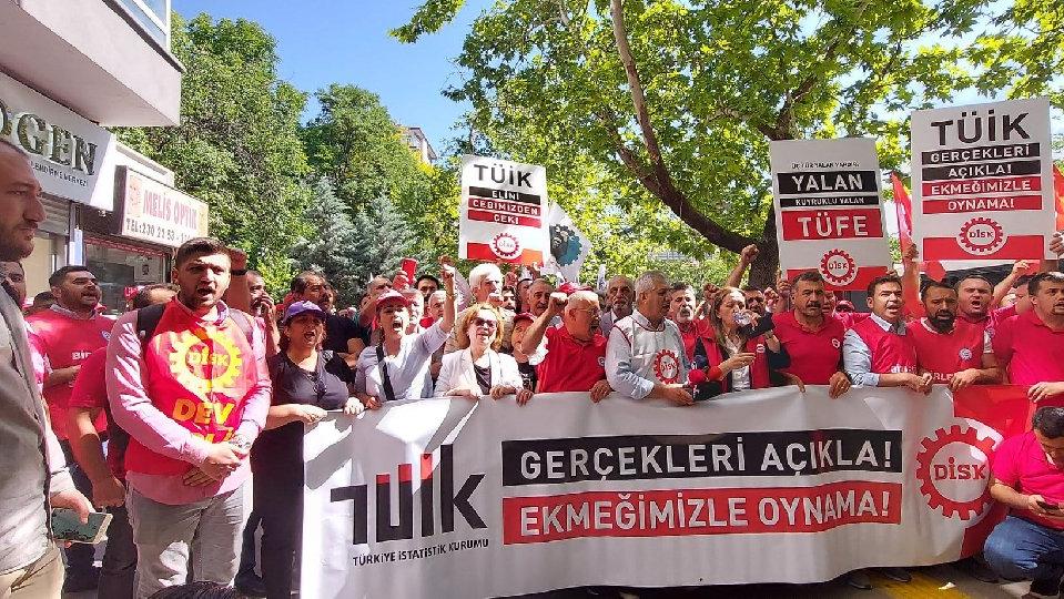 DİSK, TÜİK önünde: ‘Gerçekleri açıkla, ekmeğimizle oynama’ 