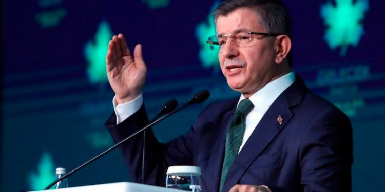 Davutoğlu: Dürüst kadrolar gitti, yolsuzlukları benimseyenler, cahiller geldi