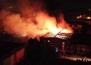 Demir döküm fabrikasında yaşanan patlama sonrası yangın çıktı