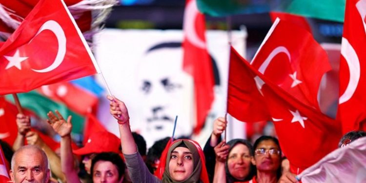 Derya Kömürcü: AKP'nin çekirdek kadrosunda da çözülmeler başladı