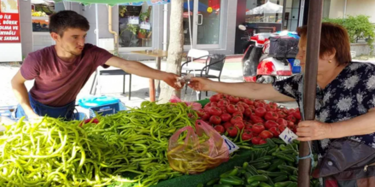 Düğün hazırlığındaki manav banka hesabına bakınca hayatının şokunu yaşadı