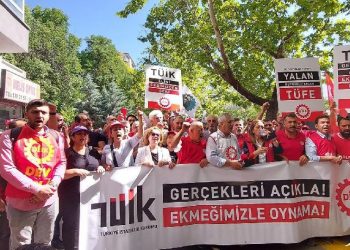 DİSK, TÜİK önünde: ‘Gerçekleri açıkla, ekmeğimizle oynama’ 