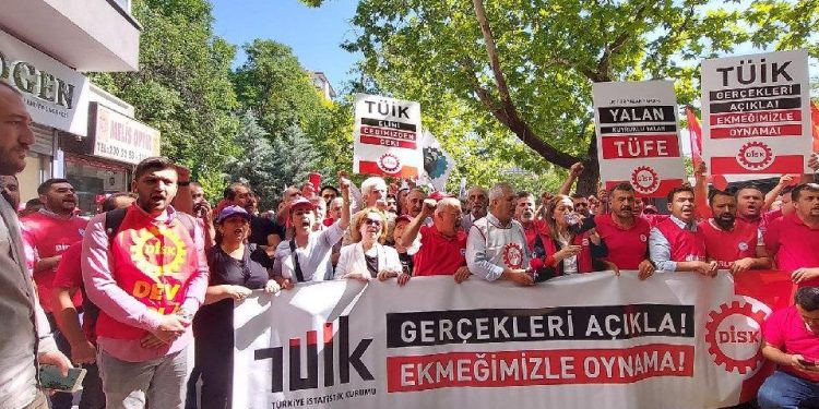DİSK, TÜİK önünde: ‘Gerçekleri açıkla, ekmeğimizle oynama’ 