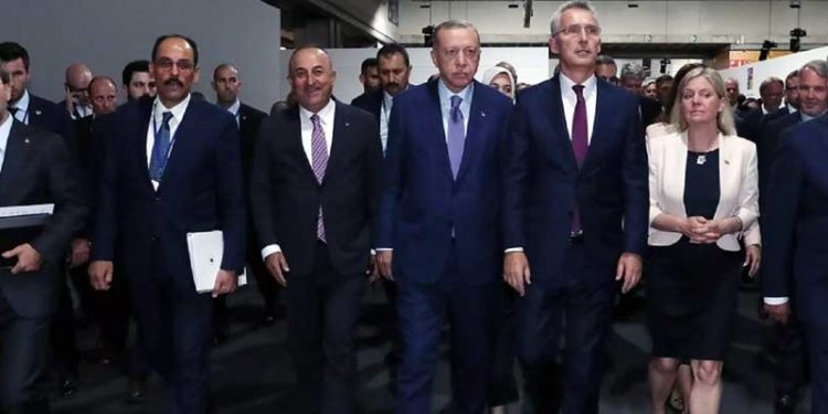 Dışişleri Bakanı Çavuşoğlu: İsveç ve Finlandiya belgeye uymak zorunda yoksa NATO'ya almayacağız