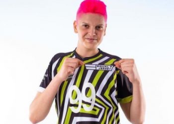 Ebrar Karakurt, voleybolda eşitliğe dikkat çekmek amacıyla maçta farklı forma giydi