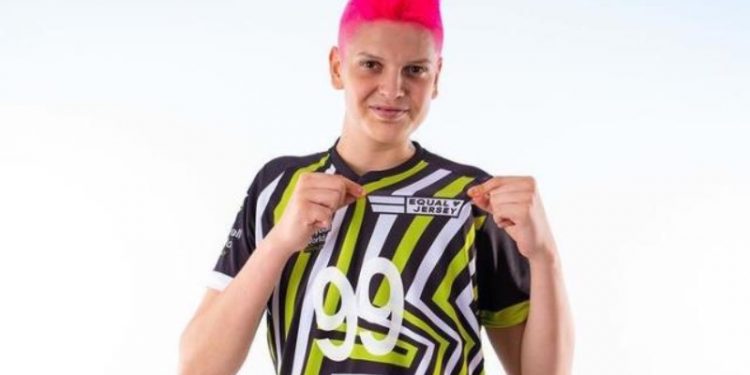 Ebrar Karakurt, voleybolda eşitliğe dikkat çekmek amacıyla maçta farklı forma giydi