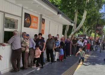 Ekmek fiyatları uçunca Halk Ekmek önünde uzun kuyruklar oluştu