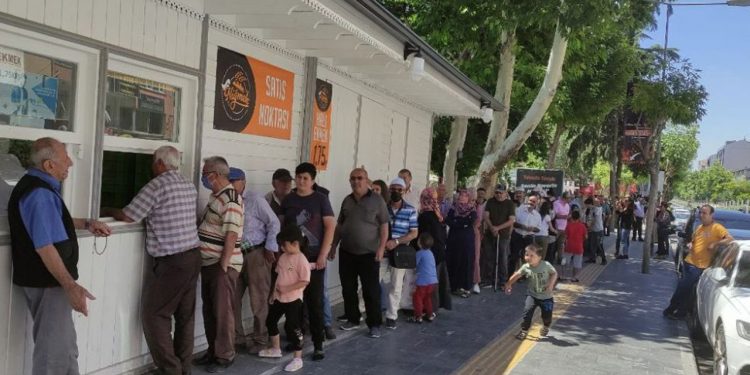 Ekmek fiyatları uçunca Halk Ekmek önünde uzun kuyruklar oluştu