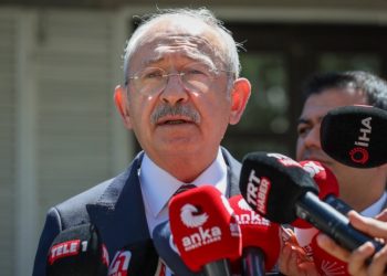 Emekli Tümamiral Deniz Kutluk'u ziyaret eden Kılıçdaroğlu: Zalimin değil, mağdurun yanındayız