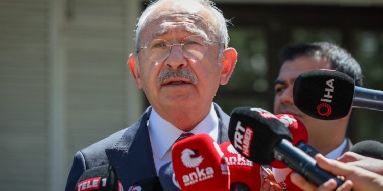 Emekli Tümamiral Deniz Kutluk'u ziyaret eden Kılıçdaroğlu: Zalimin değil, mağdurun yanındayız