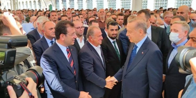 Erdoğan İmamoğlu ile cenazede tokalaştı