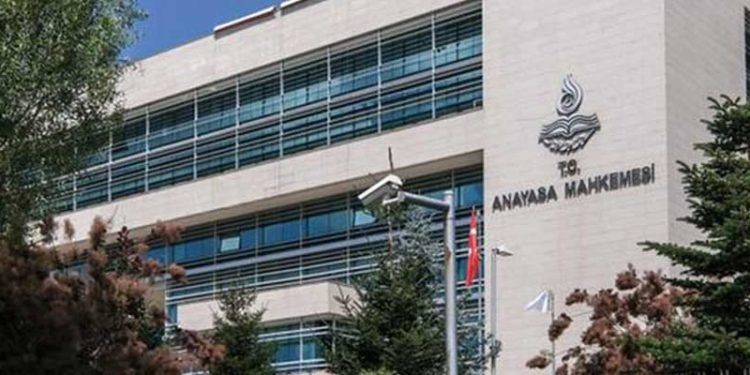 Eşin yanında çalışmak “emekten” sayılmadı: “Sigortasız çalışması anayasaya uygun”