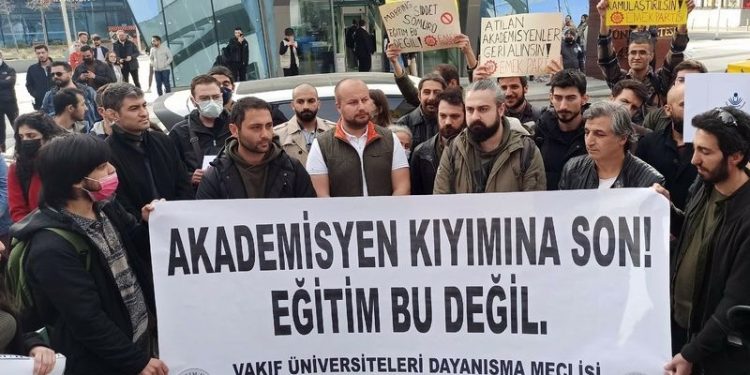 Eşit ücret istedikleri için işten çıkarılan vakıf üniversitesi akademisyenleri hakkında işe iade kararı